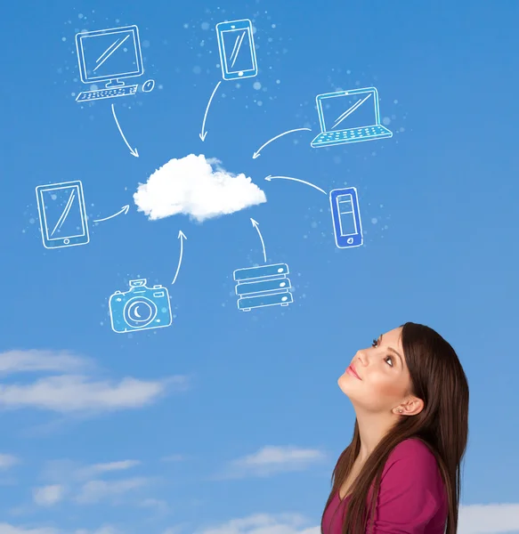 Chica casual mirando el concepto de computación en nube en el cielo azul —  Fotos de Stock