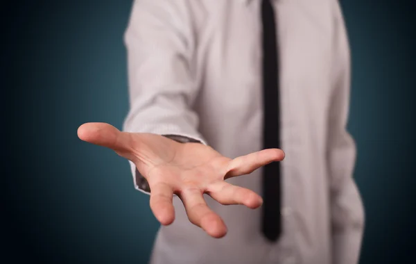 Hombre de negocios guapo presentando con espacio de copia a mano — Foto de Stock