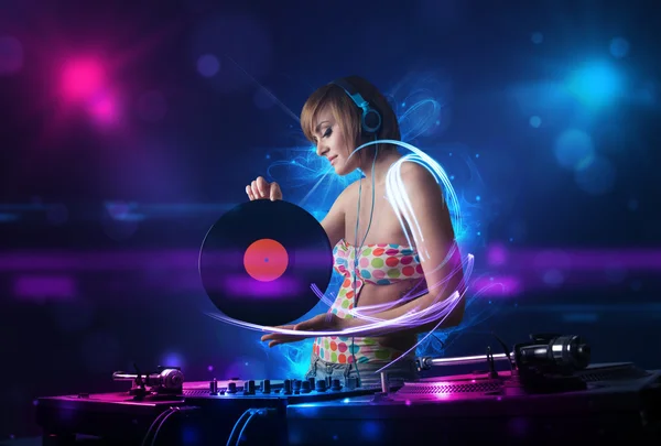 Disco jockey tocando música con electro efectos de luz y luces — Foto de Stock