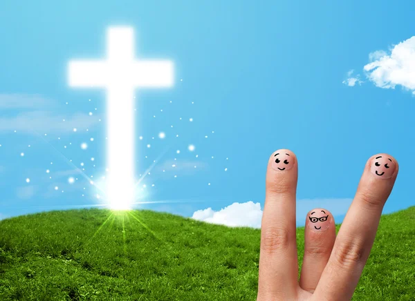 Gelukkige vinger glimlacht met christelijke religie kruis — Stockfoto