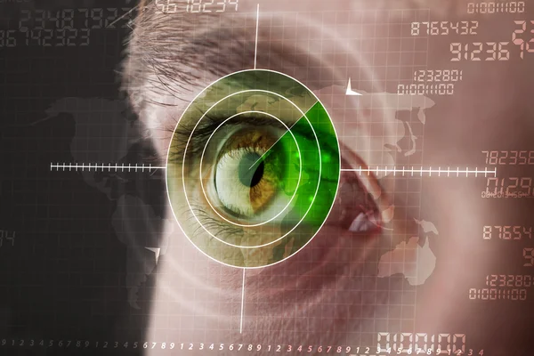 Hombre moderno con tecnología cibernética objetivo ojo militar — Foto de Stock
