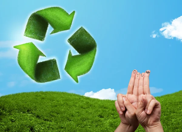 Glückliche Smiley-Finger schauen auf grünes Blatt-Recycling-Schild — Stockfoto