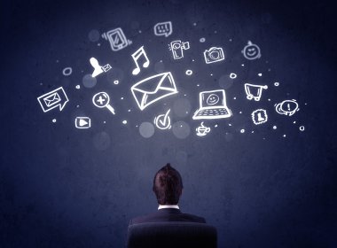 Kafasında multimedya simgeleri olan bir iş adamı.