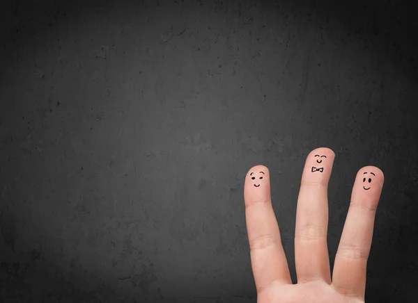 Happy Finger Smileys mit leerem Kopierraum dunklen Hintergrund — Stockfoto