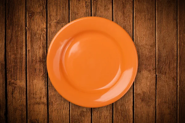 Placa vazia colorida na mesa de fundo grungy — Fotografia de Stock