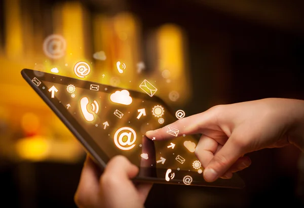 Mano tocando la tableta PC, concepto de redes sociales —  Fotos de Stock