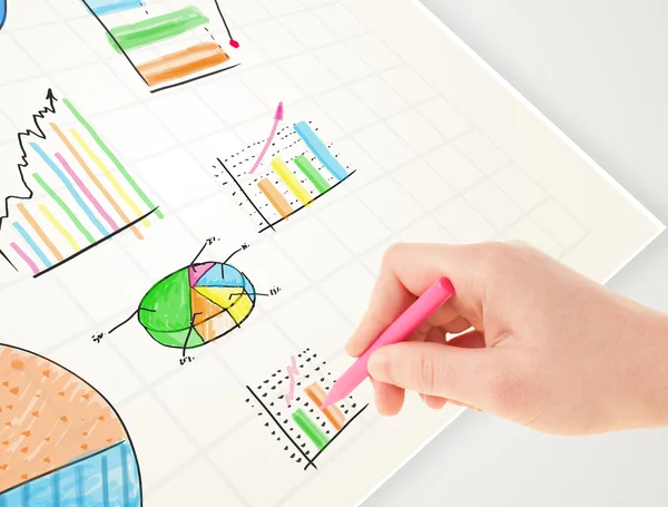 Zakelijke persoon tekening kleurrijke grafieken en pictogrammen op papier — Stockfoto