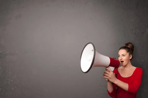 Fille criant en mégaphone sur fond d'espace de copie — Photo