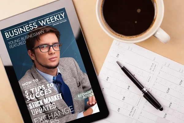 Tablet pc tijdschrift tonen op het scherm met een kopje koffie op een d — Stockfoto