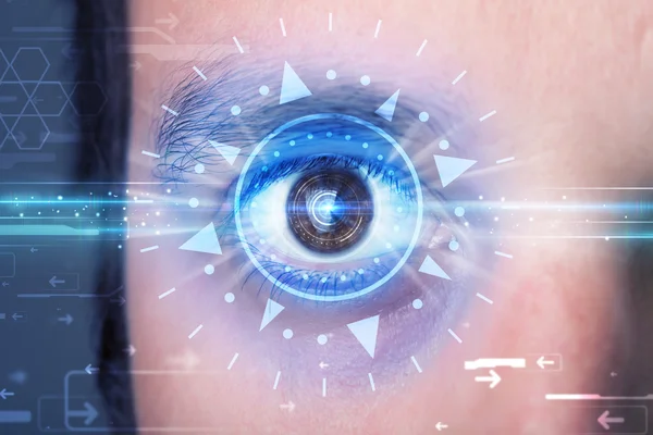 Киберчеловек с технологическим глазом, изучающий голубую радужную оболочку — стоковое фото