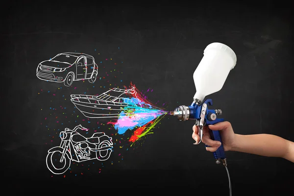 Adam araba, tekne ve motosiklet airbrush sprey boya ile çizmek — Stok fotoğraf