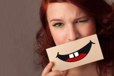 komik smiley ile kart tutan mutlu güzel kadın