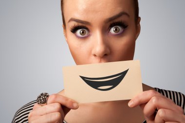 komik smiley ile kart tutan mutlu güzel kadın