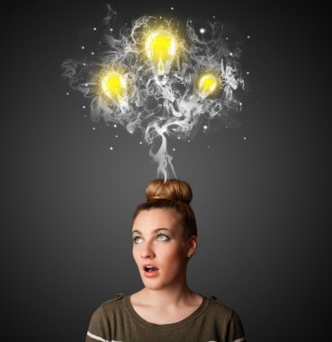 duman ve başının üstünde lightbulbs düşünceli kadınla