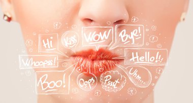 Beyaz baloncuklu güzel kırmızı dudaklar.