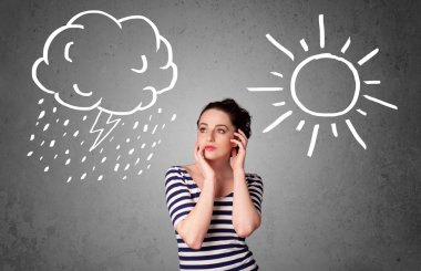 bir güneş ve yağmur çizme arasında duran kadın