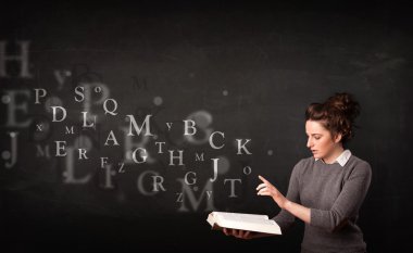 Genç Bayan alfabesi harfleri ile kitap okuma