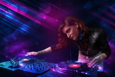 Genç dj turntable renk ışık efektleri ile oynama