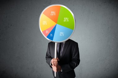 Elinde pasta grafiği tutan bir iş adamı.
