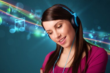 Kulaklıkla müzik dinleyen genç bir kadın.