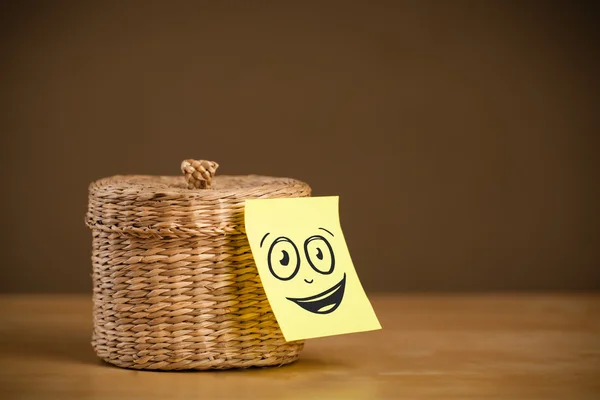 Nota post-it con la cara sonriente pegada en el joyero — Foto de Stock