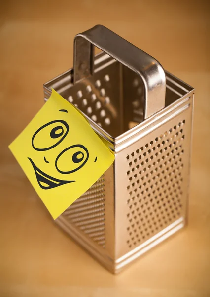 Post-it-Zettel mit Smiley-Gesicht auf Reibe geklebt — Stockfoto