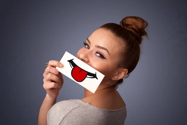 Feliz mulher bonita segurando cartão com sorriso engraçado — Fotografia de Stock