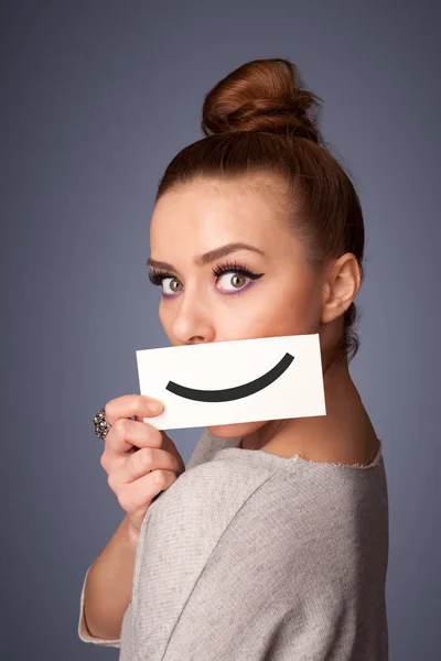 Glückliche hübsche Frau mit Karte und lustigem Smiley — Stockfoto