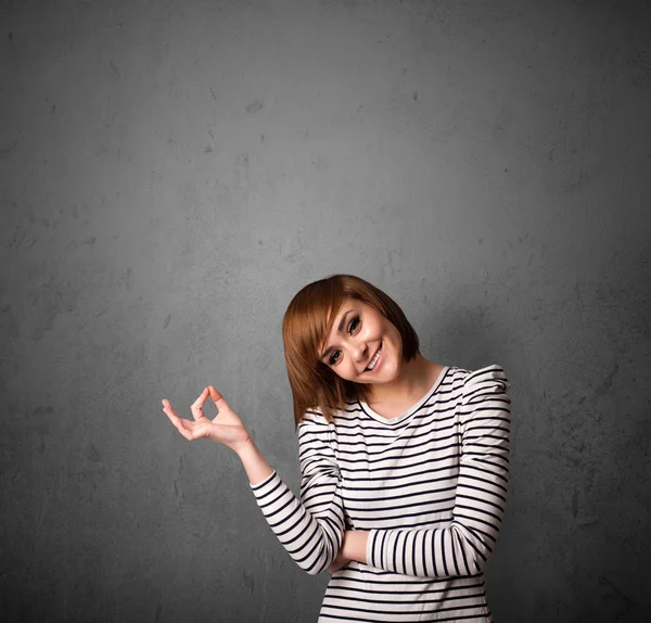 Mujer haciendo gestos con espacio de copia —  Fotos de Stock