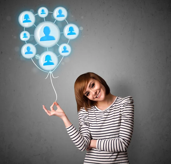 Mujer sosteniendo globo de red social —  Fotos de Stock