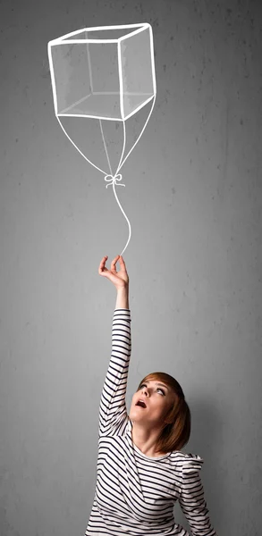 Donna in possesso di un palloncino cubo — Foto Stock