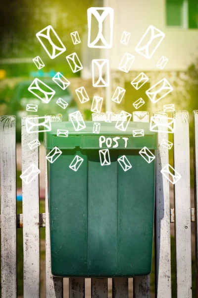 Caixa de correio com ícones de letra em fundo verde brilhante — Fotografia de Stock