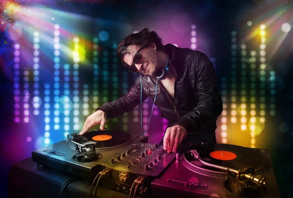 Dj tocando canciones en una discoteca con espectáculo de luz —  Fotos de Stock