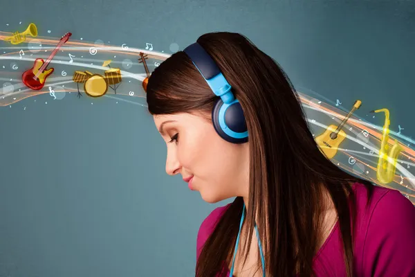 Young woman with headphones listening to music — Stock Photo, Image