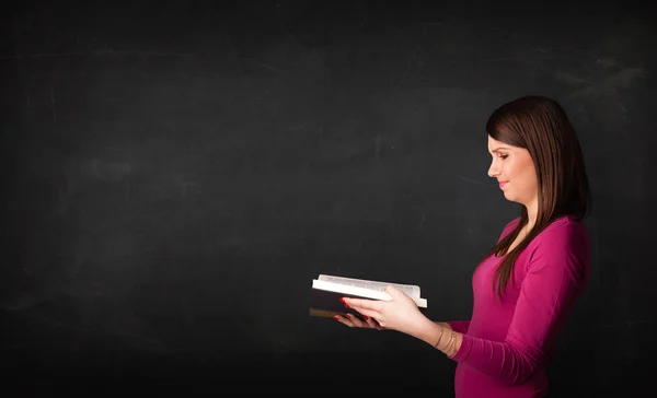 Junge Frau liest ein Buch — Stockfoto