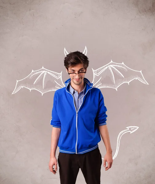Jonge man met duivel hoorns en vleugels tekening — Stockfoto