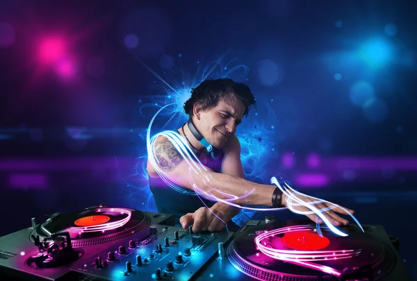 Disco jockey tocando música con electro efectos de luz y luces —  Fotos de Stock