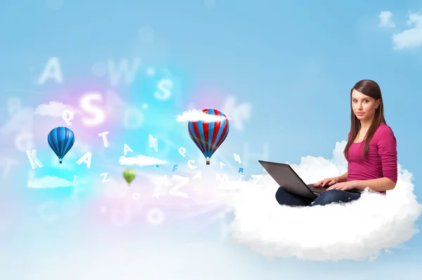 Mujer joven sentada en la nube con portátil —  Fotos de Stock