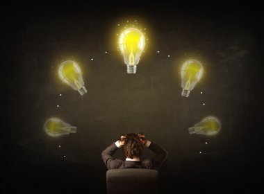 Lightbulbs ile başının üzerinde oturan işadamı