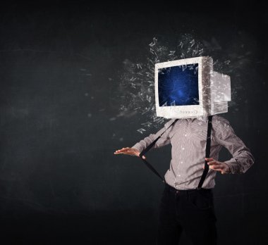 Genç bir kişinin kafasında bilgisayar monitörü patladı