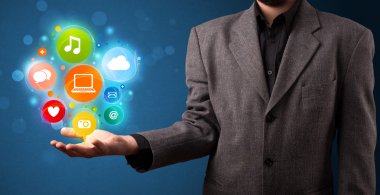 Bir iş adamının elinde multimedya simgeleri
