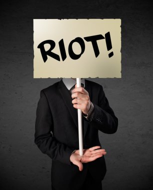 İş adamı protesto işareti tutuyor.