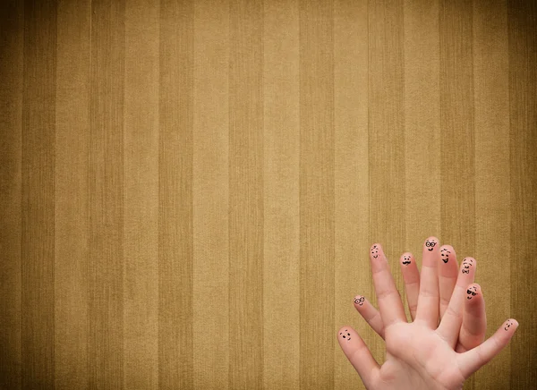 Klasik çizgili duvar kağıdı arkaplanlı mutlu parmak gülümsemeleri — Stok fotoğraf