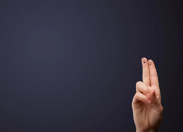 Glückliche Smiley-Finger beim Blick auf die leere Wand — Stockfoto