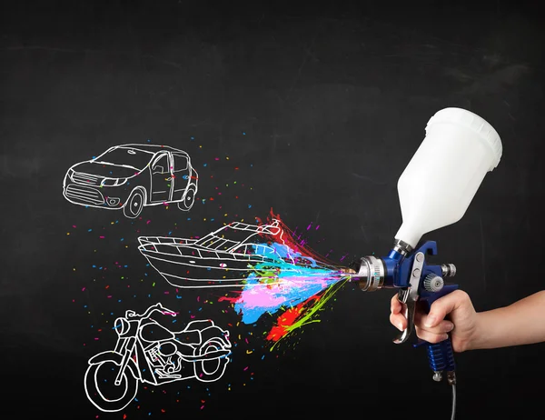 Uomo con aerografo vernice spray con auto, barca e moto disegnare — Foto Stock