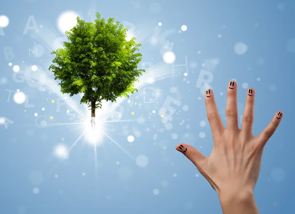 Happy vinger glimlacht met groene magische gloeiende boom — Stockfoto