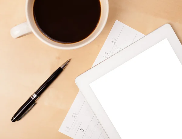 Tablet pc with empty space and a cup of coffee on a desk — Stock Photo, Image