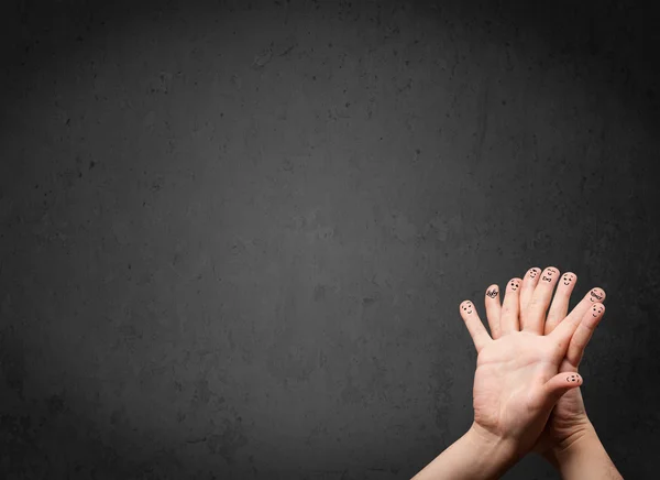 Glad finger leende med tom kopia utrymme mörk bakgrund — Stockfoto