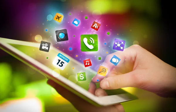 Hand vidröra tablet pc, sociala nätverk koncept — Stockfoto