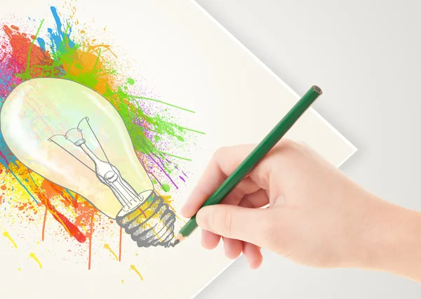 Disegno a mano su carta una lampadina a spruzzo colorata — Foto Stock